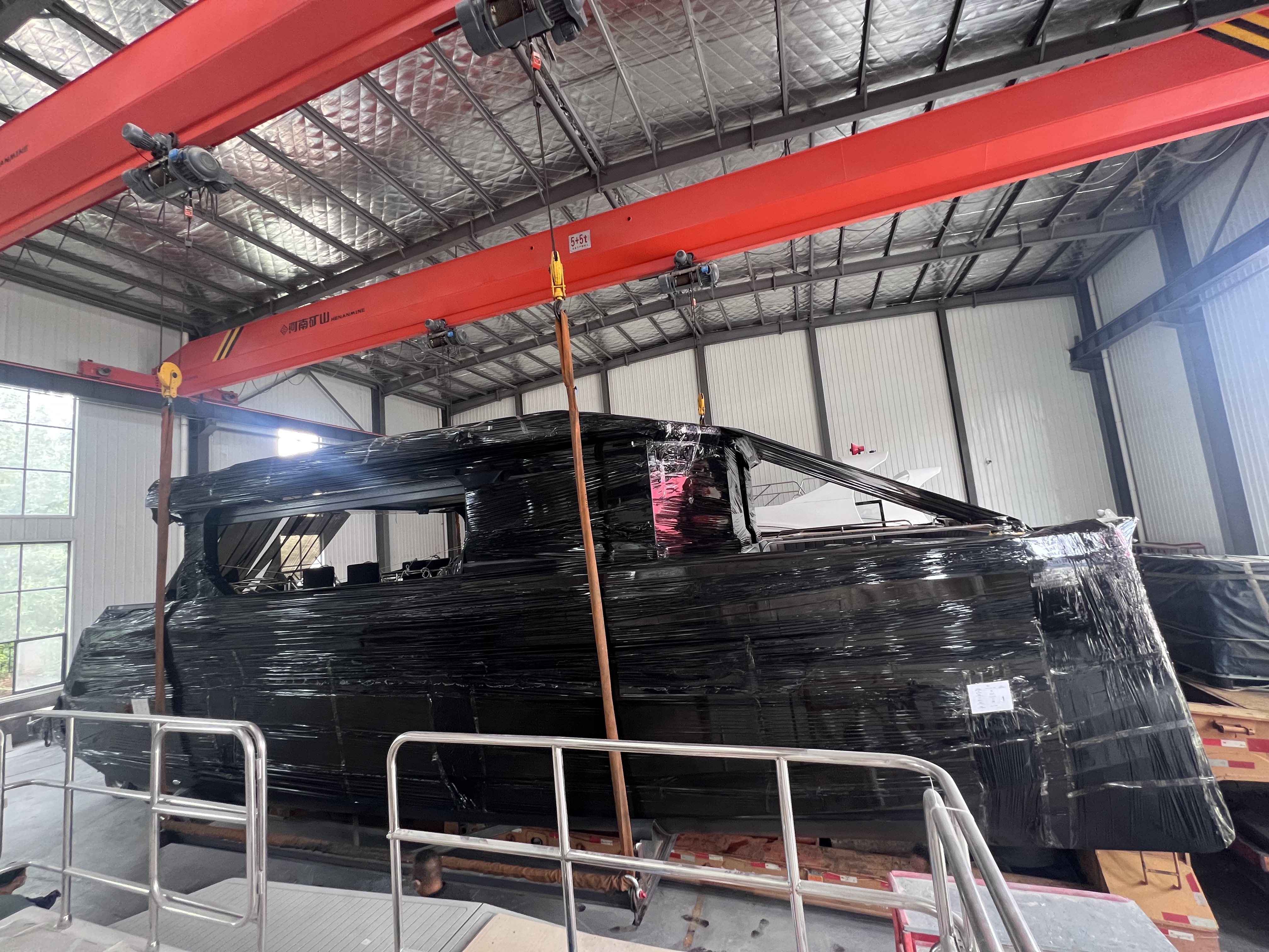 המפלגה הראשונה של Lawada® 1360 Catamaran שהועברה למלזיה, השנייה הייתה בנייה.